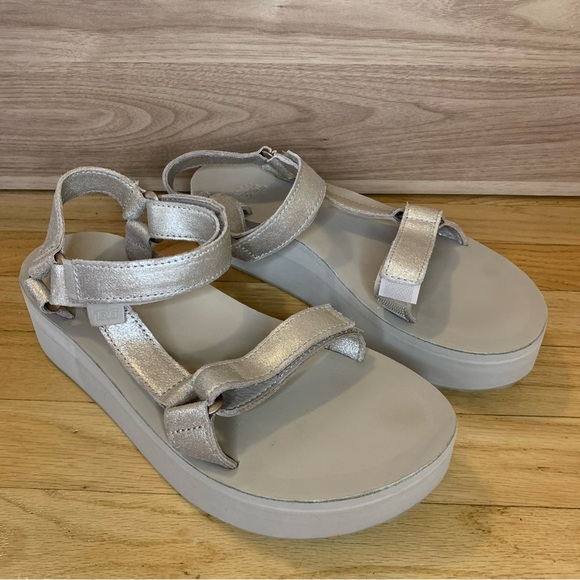 Teva Flatform Universal Leather Gold Sandals - Size 10 - Picture 2 of 7